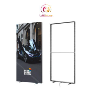 Sistem casetă luminoasă cu două fețe EFS-65 Light Box System cu structură metalică și panou publicitar cu mașină sport